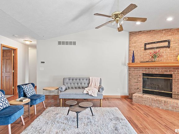 4th image of 228 Brookside Glen Dr