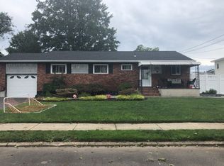 11 Wilshire Dr, North Babylon, NY 11703