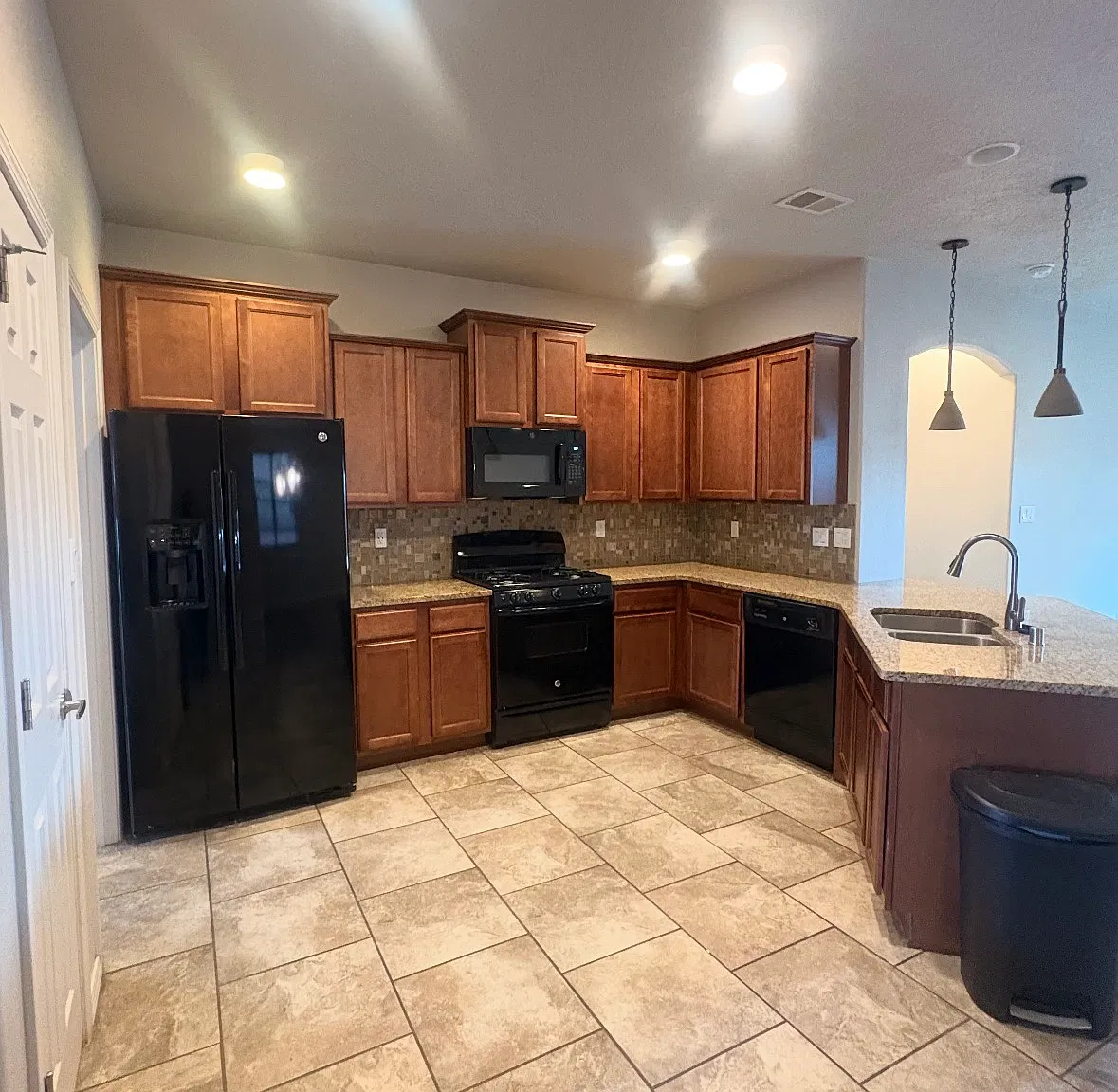 3 bed, 1895 sqft, $3,200 — Photo 3