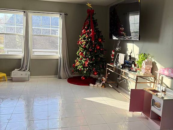 2nd image of 325 Farmingdale Cir