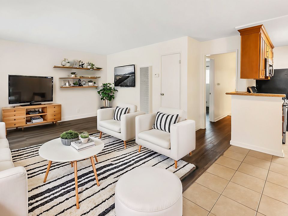 1st image of 20327 Saticoy St Unit 112