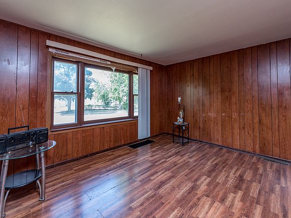 2nd image of 2835 Lorraine Ave