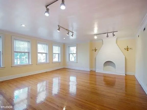 3rd image of 2063 W Jarvis Ave