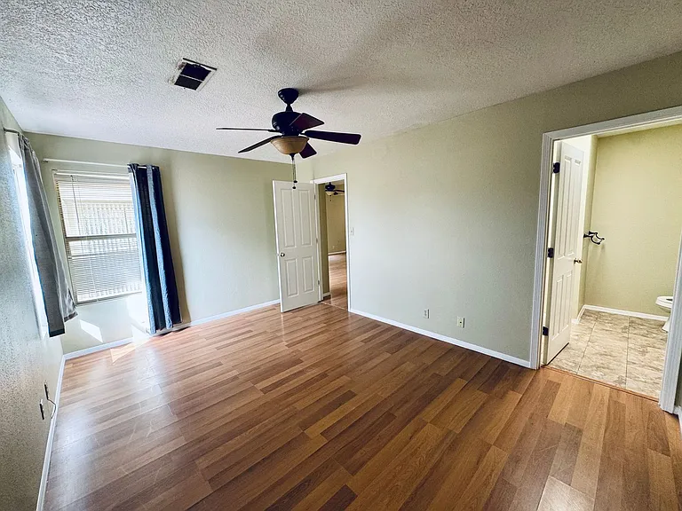 1928 Lee Loop NE — Photo 14