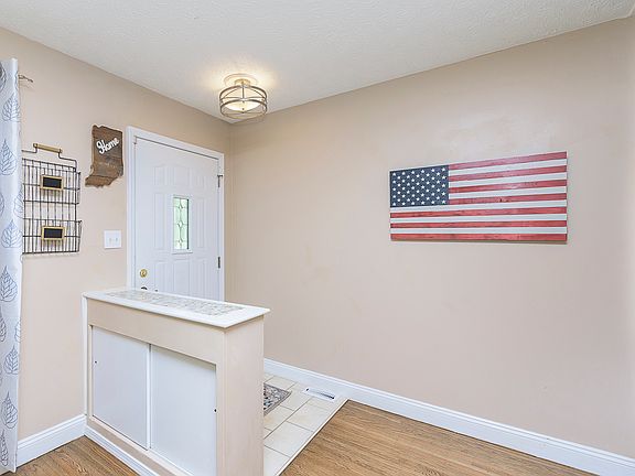 5th image of 630 College Ln
