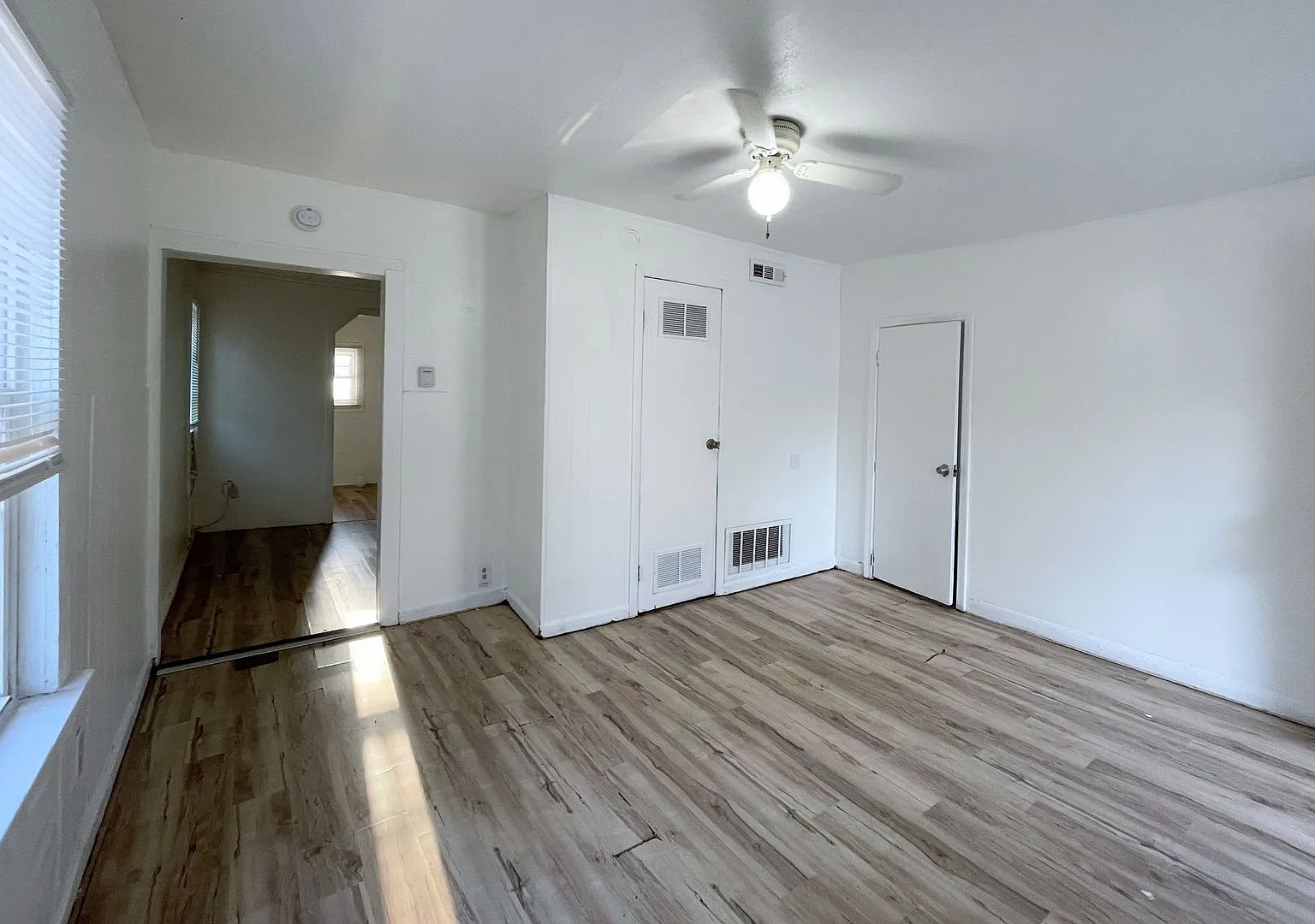 Compact Two Bedroom house — Photo 2