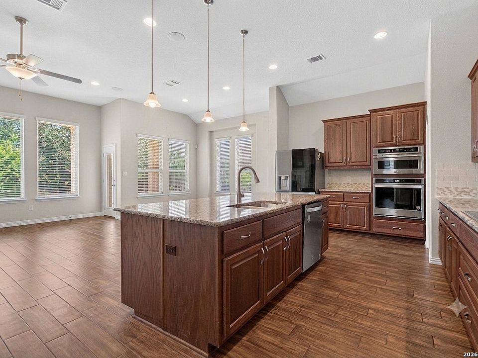 1st image of 921 ACADEMY OAKS DR