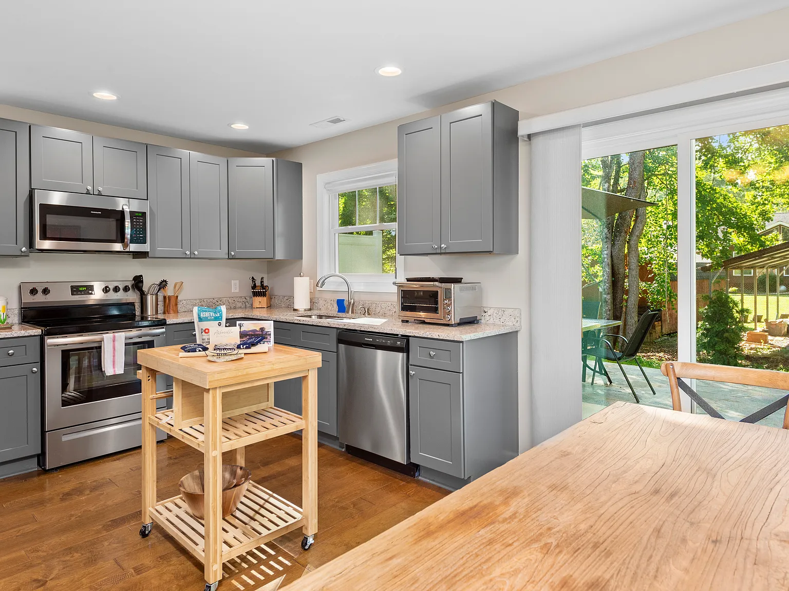 3 bed, 1800 sqft, $2,723 — Photo 3