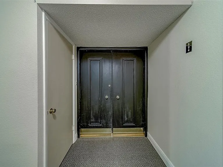 100 Oakmont Ln #504 — Photo 38