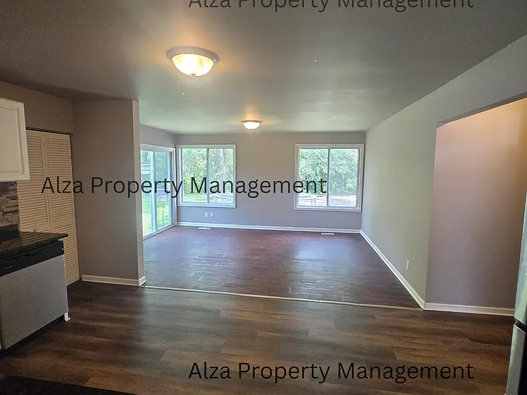 828 Poplar Ln — Photo 2