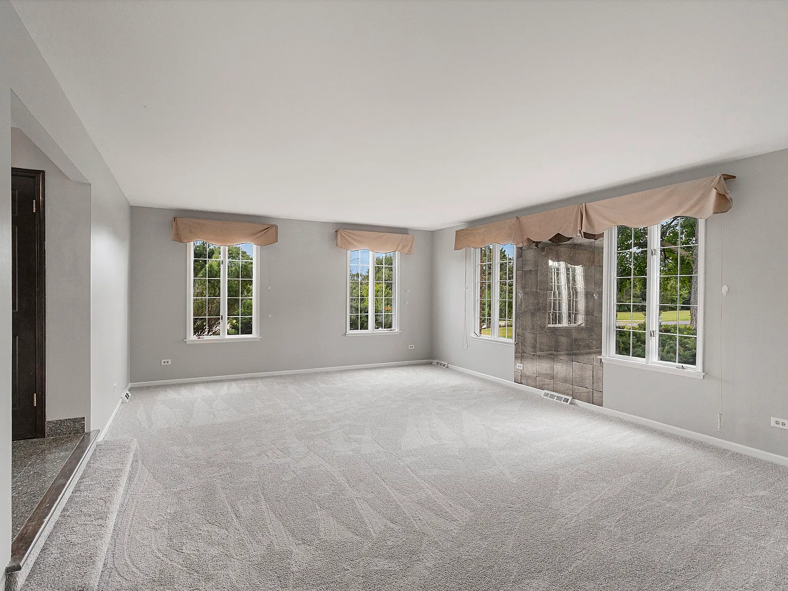 5 bed, 2.5 bath, 3339 sqft, $4,700 — Photo 3
