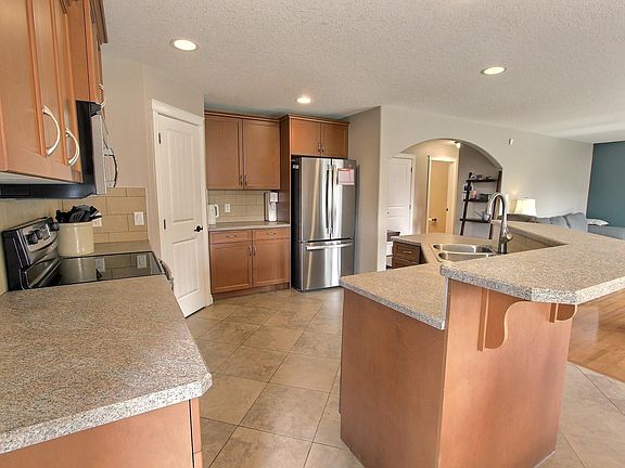 4th image of 10 Birchmont Cres