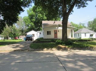 415 S Sycamore St, Monticello, IA 52310
