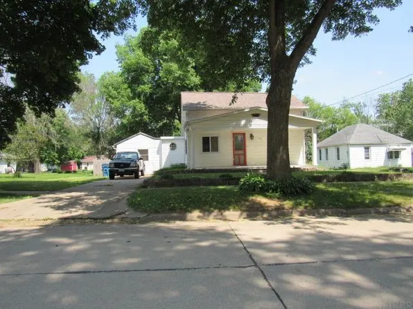 415 S Sycamore St, Monticello, IA 52310