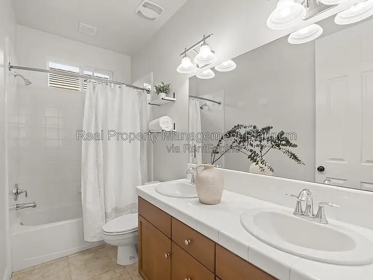 1970 N Langley Ave — Photo 11