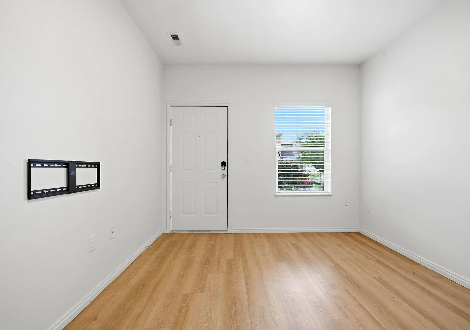 Bright 3 Bed Herriman Gem Near Mountain View Village!! — Photo 3