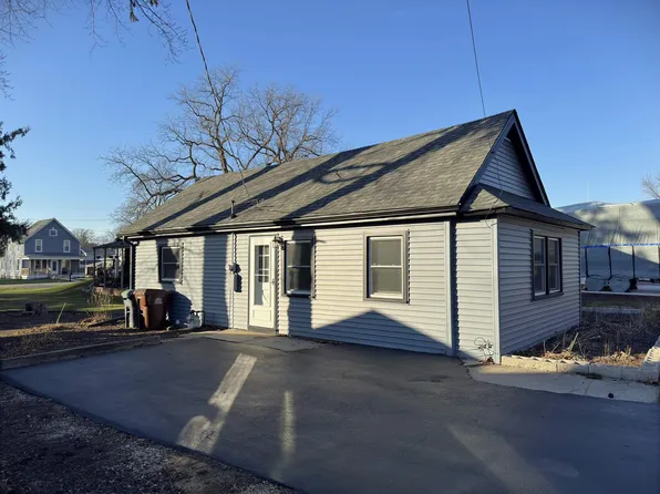 107 1/2 W Bluff St, Winnebago, IL 61088