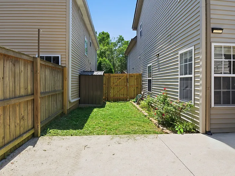 85 Heaton Close — Photo 31