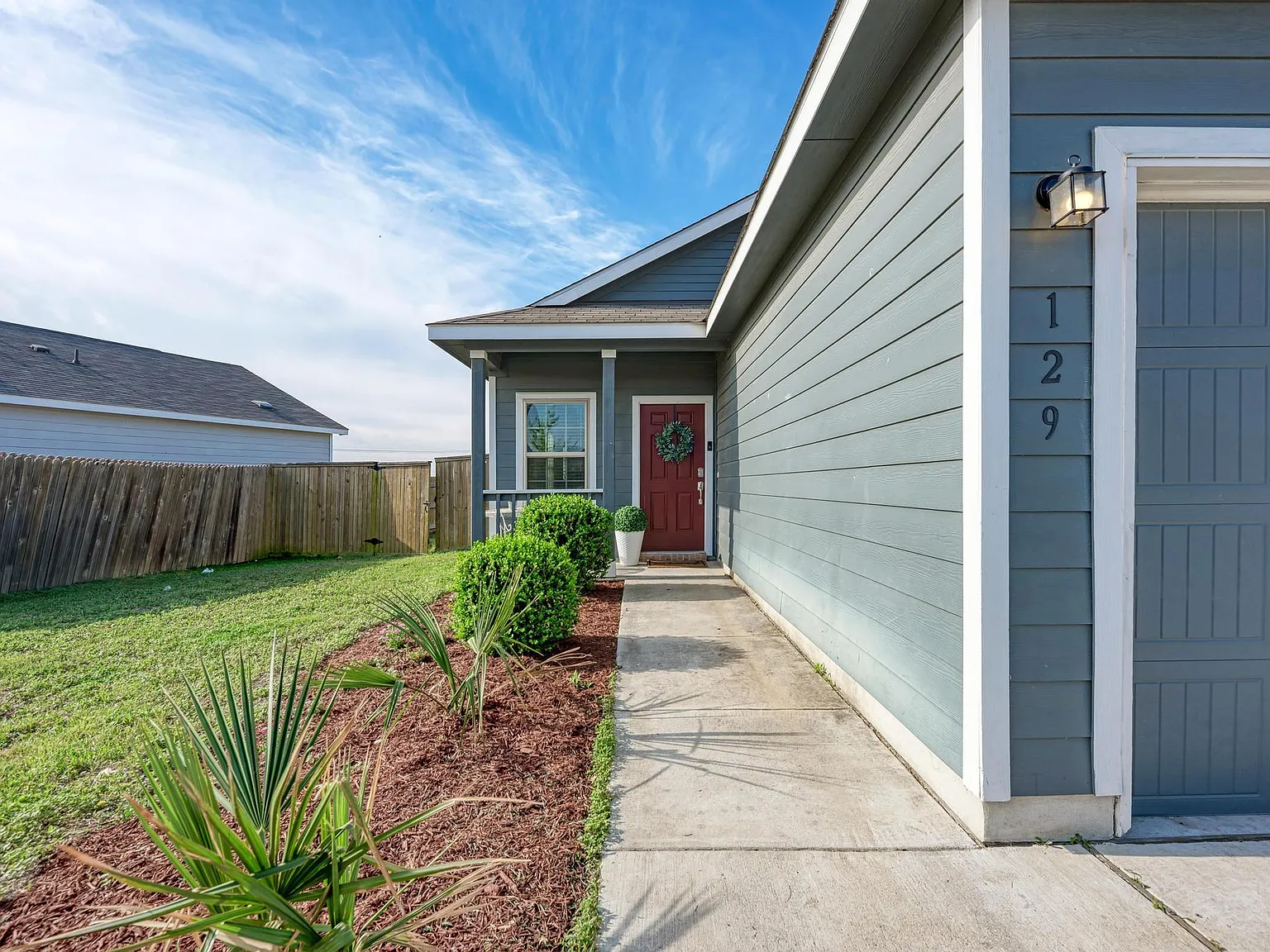 3 bed, 2.0 bath, 1276 sqft, $1,500 — Photo 1
