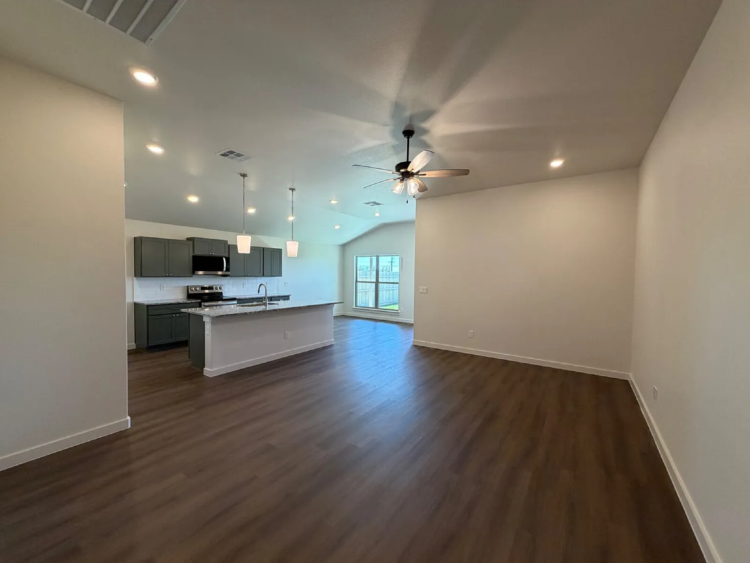 3 bed, 2.0 bath, 1622 sqft, $1,875 — Photo 4