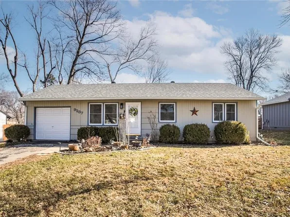9237 Cottonwood St, Lenexa, KS 66215