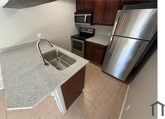 3rd image of 5243 W Lynwood St