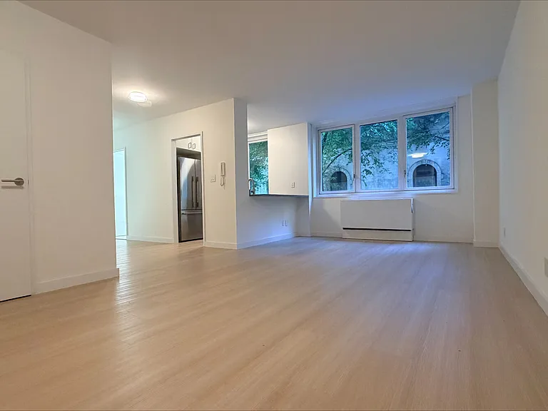 115 E 34th St #301 — Photo 1