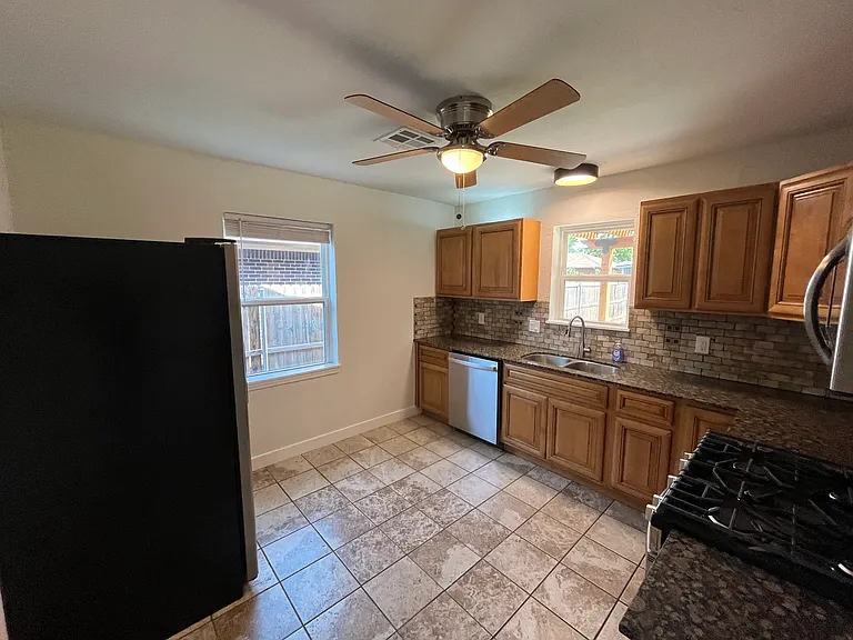 137 W Rose Dr — Photo 5