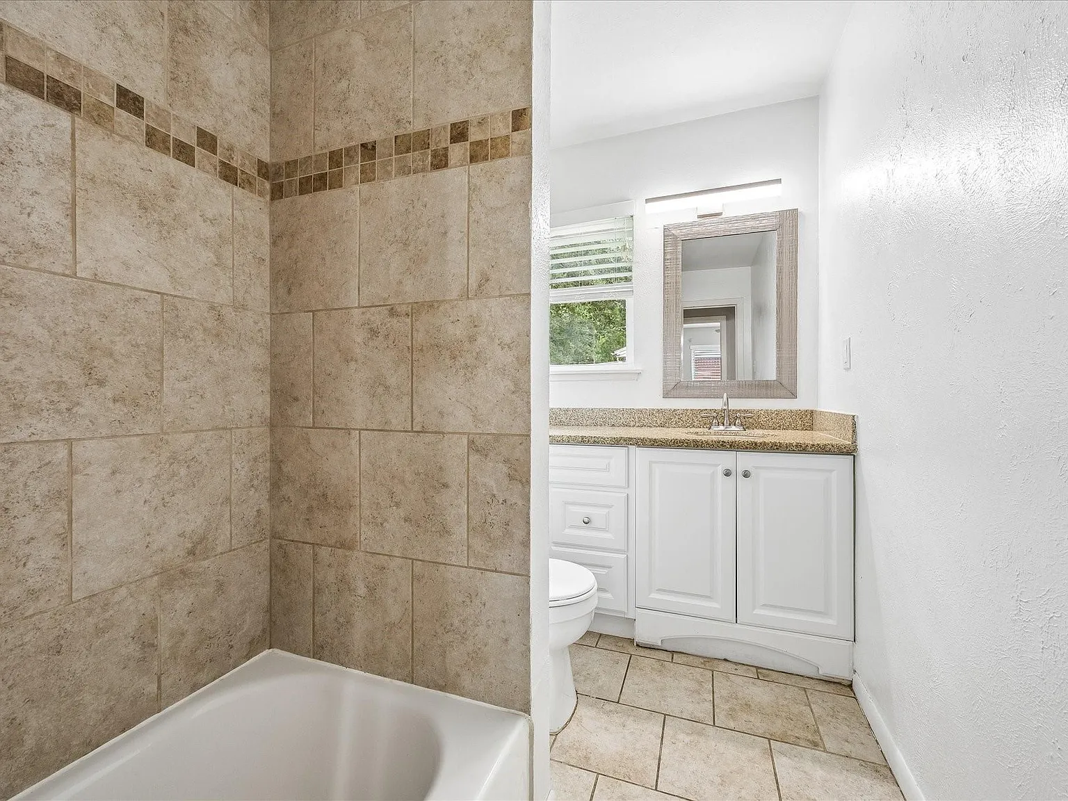 3 bed, 2.0 bath, 1404 sqft, $2,200 — Photo 4