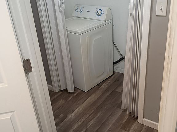 3rd image of 1465 E Scottwood Ave