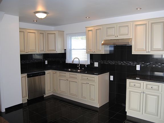4th image of 2022 Merryhill Dr