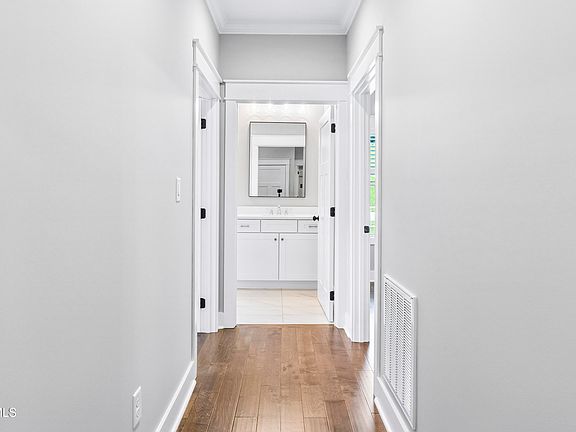 5th image of 882 Gardenia Dr