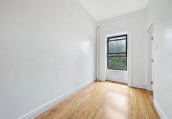 5th image of 49 Jefferson Ave #2