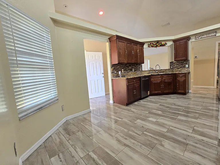 5025 Foxcroft Ct — Photo 7