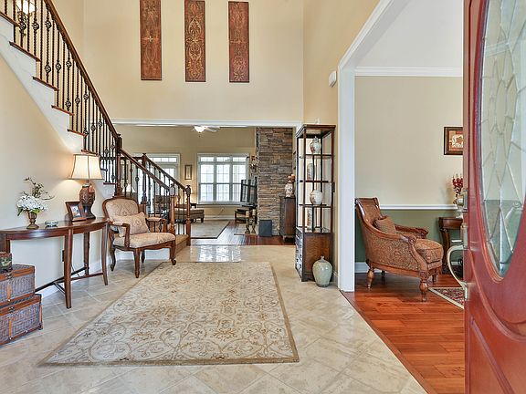 5th image of 30 Glistening Glen Ct
