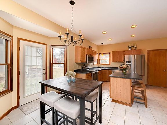 3rd image of 688 Collingwood Dr