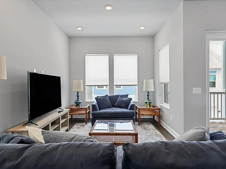 2329 Lindstrom St — Photo 4