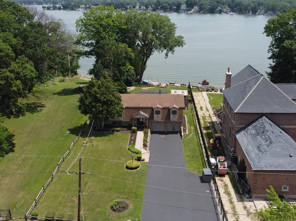 42567 N Woodbine Ave, Antioch, IL 60002