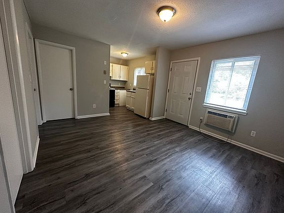 4th image of 101 E Hedgecock Ave #103