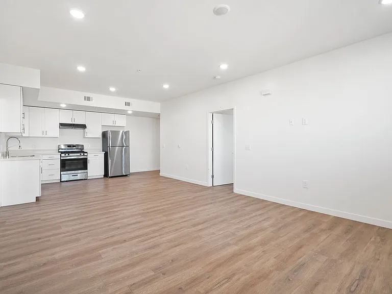14541 Gilmore St Apartments — Photo 31