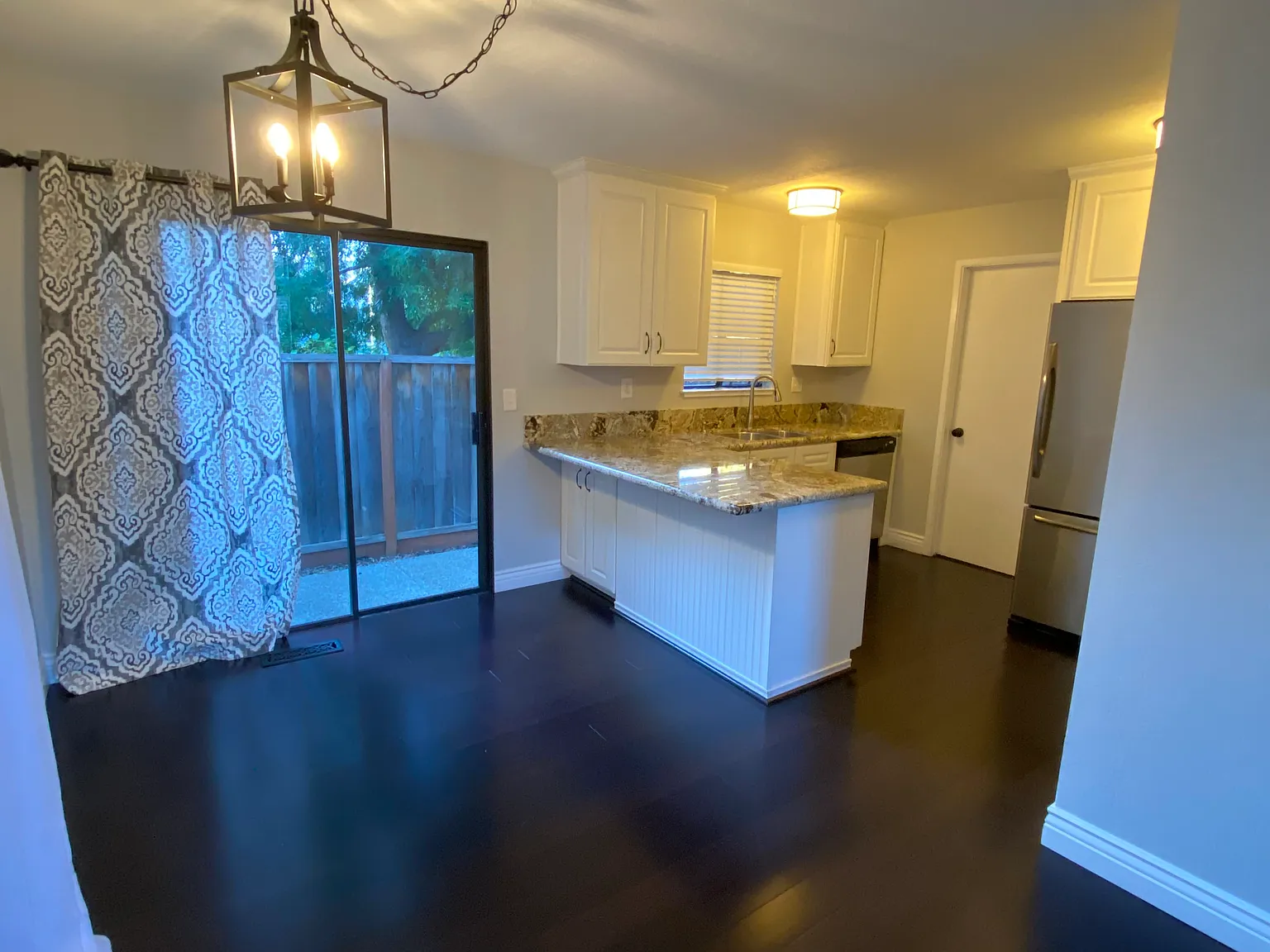 2 bed, 2.5 bath, 1376 sqft, $4,200 — Photo 2