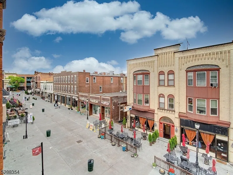 2 bed, 1.0 bath, $2,400 — Photo 1