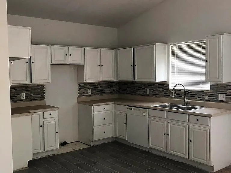 271 S 16th Ave — Photo 4