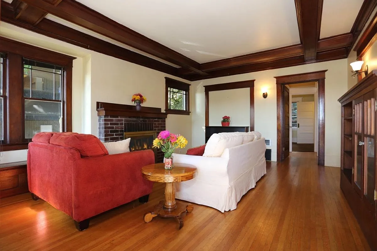 6 bed, 2200 sqft, $1,275 — Photo 2