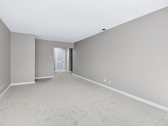 3rd image of 6441 Pershing Rd APT 305