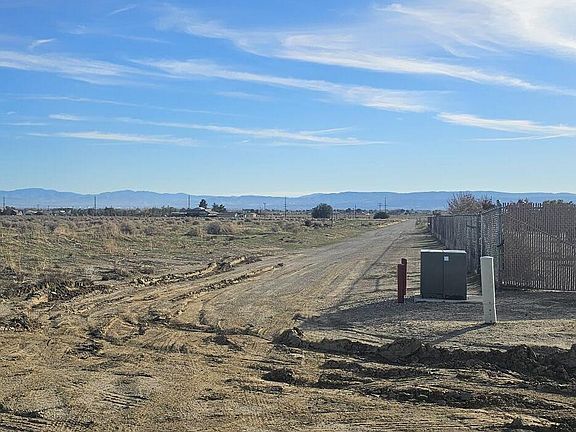 3rd image of 67th Street W Felsite
