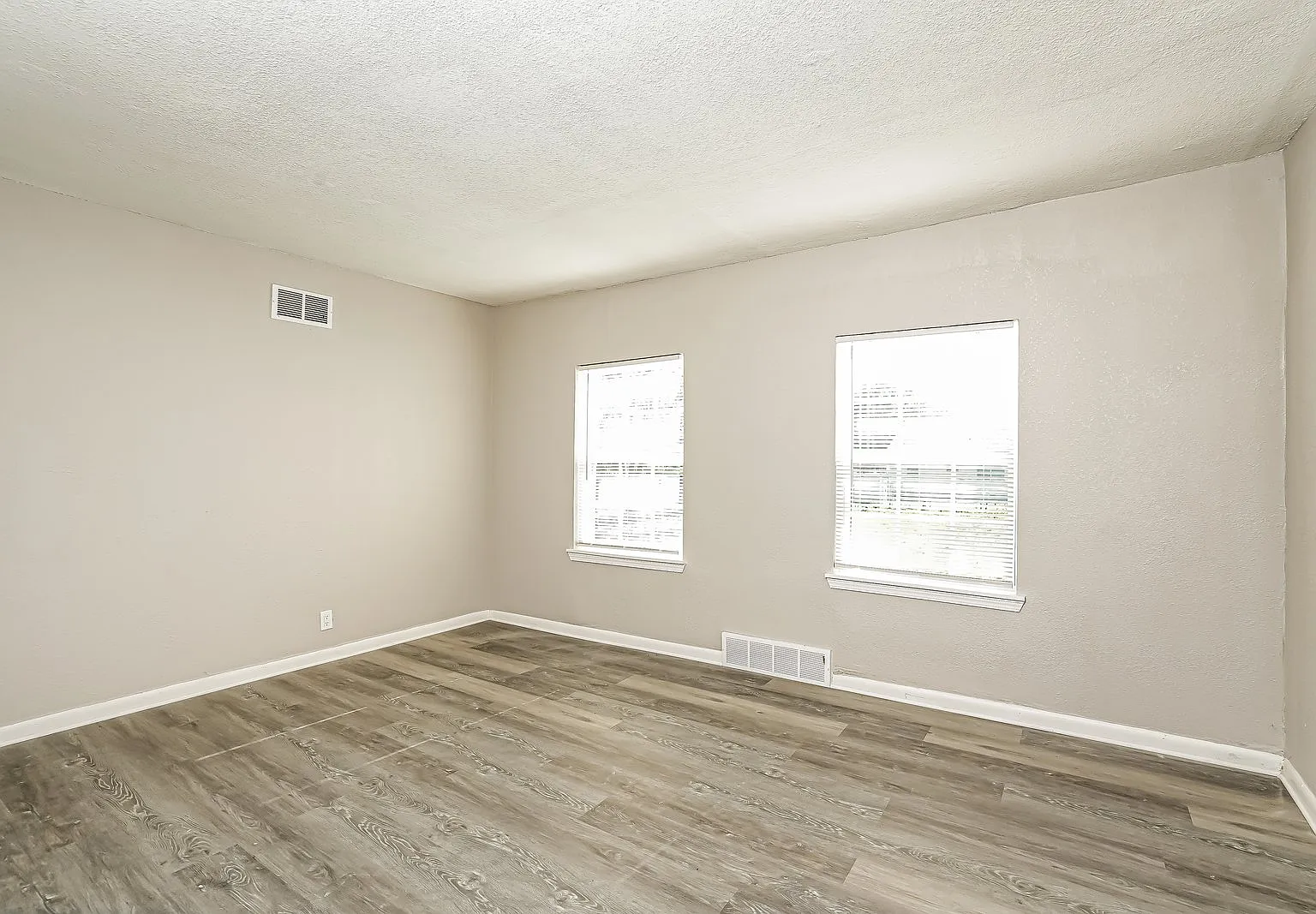 3 bed, 1.0 bath, 912 sqft, $1,197 — Photo 3