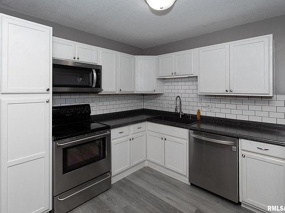 3rd image of 2825 N Pine St