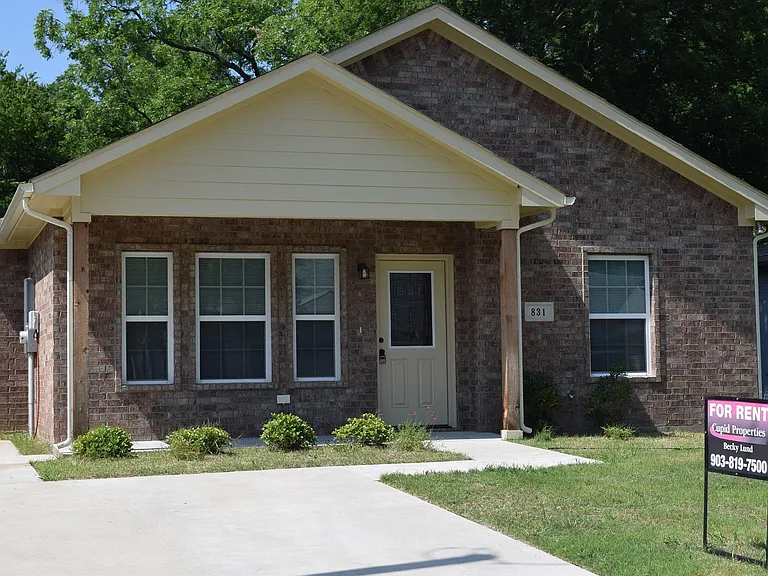 831 W Fern St — Photo 1