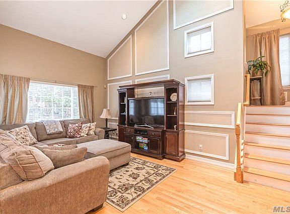 5th image of 7 Elaine Pl